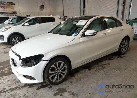 2017 Mercedes-Benz C 300 4Matic z USA, uszkodzony, nr VIN 55SWF4KB1HU227739